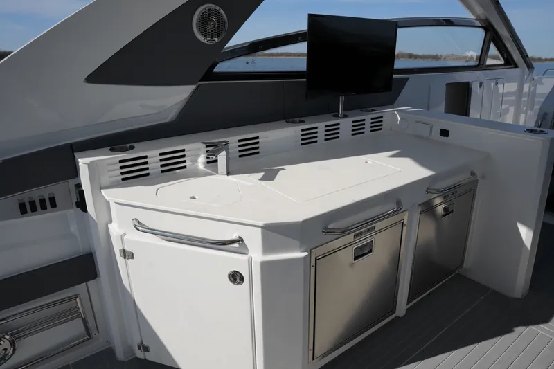 Slide: The Image of Cruisers Yachts 42 GLS 2025 - 28