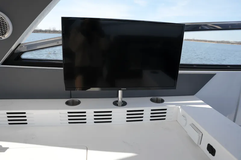 Slide: The Image of Cruisers Yachts 42 GLS 2025 - 29