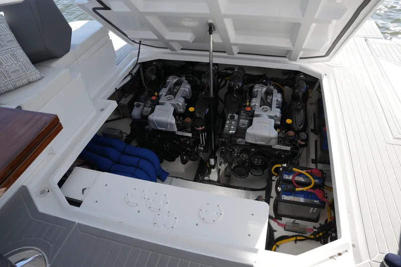 Slide: The Image of Cruisers Yachts 42 GLS 2025 - 47