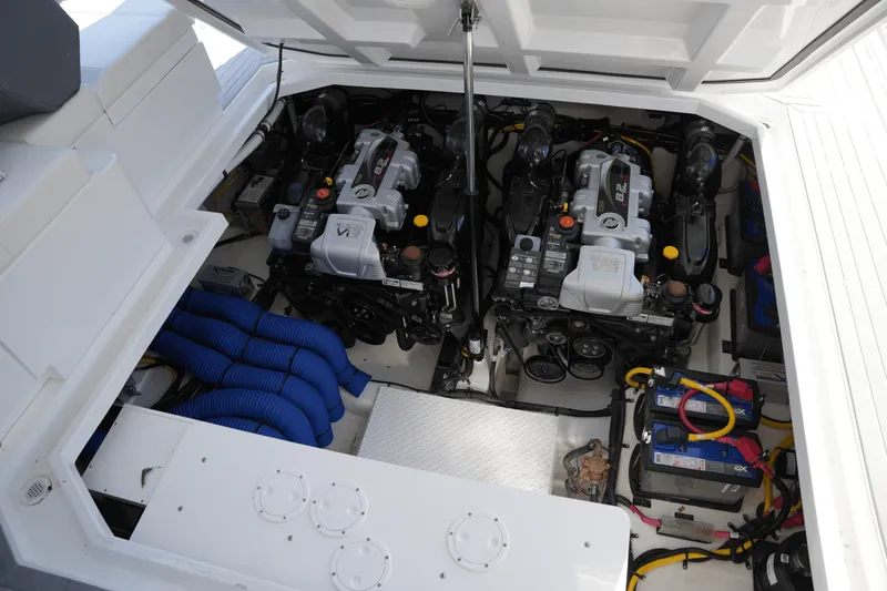 Slide: The Image of Cruisers Yachts 42 GLS 2025 - 48