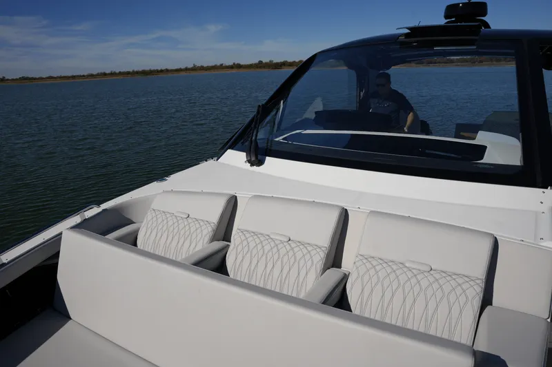 Slide: The Image of Sea Ray Sundancer 370 2025 - 10