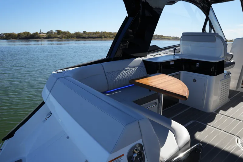 Slide: The Image of Sea Ray Sundancer 370 2025 - 15