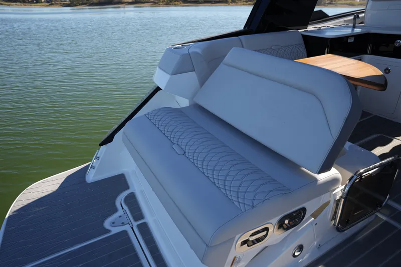 Slide: The Image of Sea Ray Sundancer 370 2025 - 17