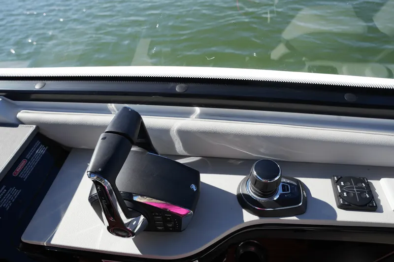 Slide: The Image of Sea Ray Sundancer 370 2025 - 27