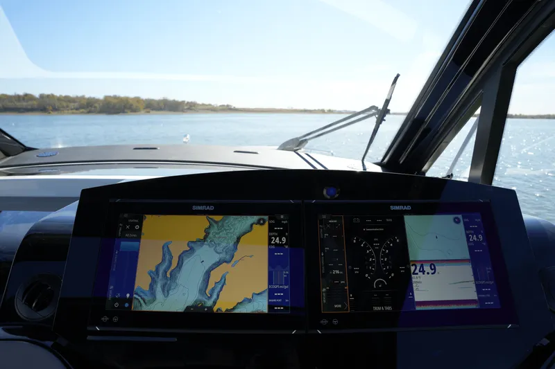 Slide: The Image of Sea Ray Sundancer 370 2025 - 28