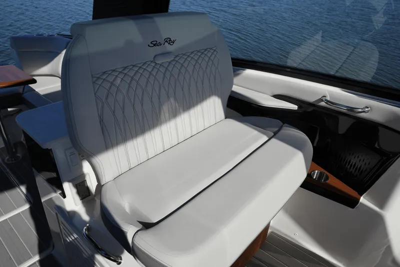 Slide: The Image of Sea Ray Sundancer 370 2025 - 30