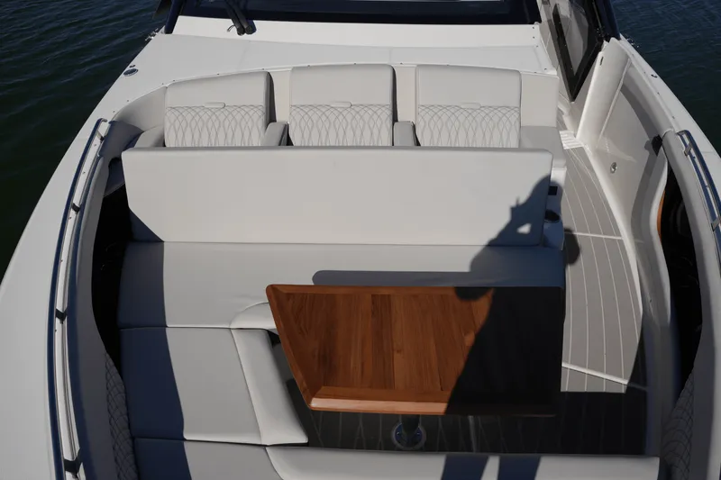 Slide: The Image of Sea Ray Sundancer 370 2025 - 33