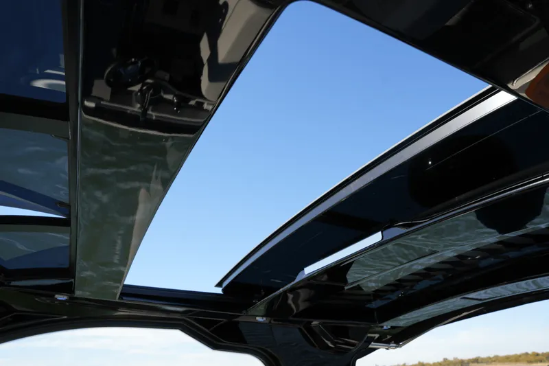 Slide: The Image of Sea Ray Sundancer 370 2025 - 35