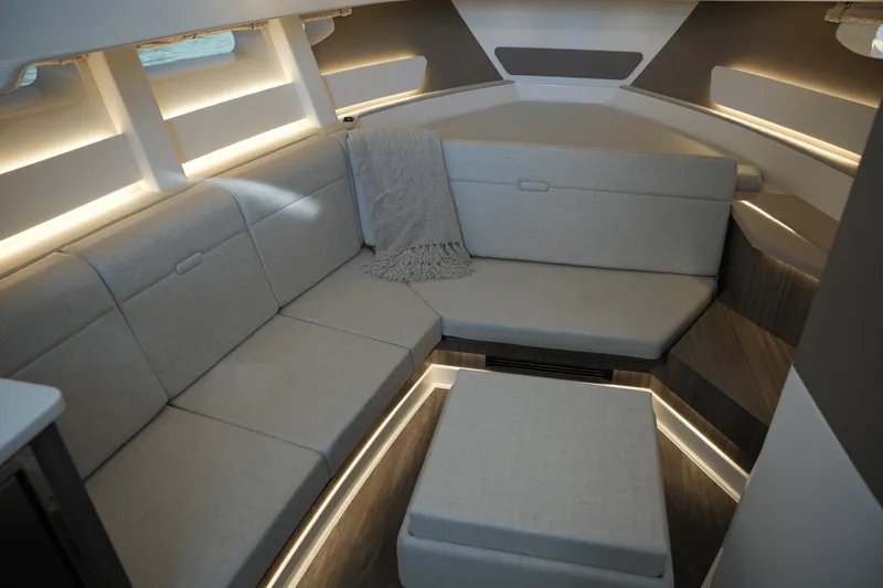 Slide: The Image of Sea Ray Sundancer 370 2025 - 37