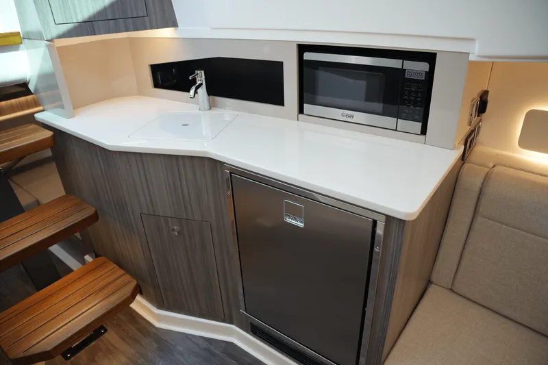 Slide: The Image of Sea Ray Sundancer 370 2025 - 40