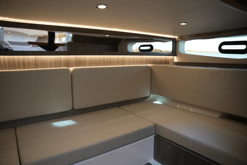 Slide: The Image of Sea Ray Sundancer 370 2025 - 43