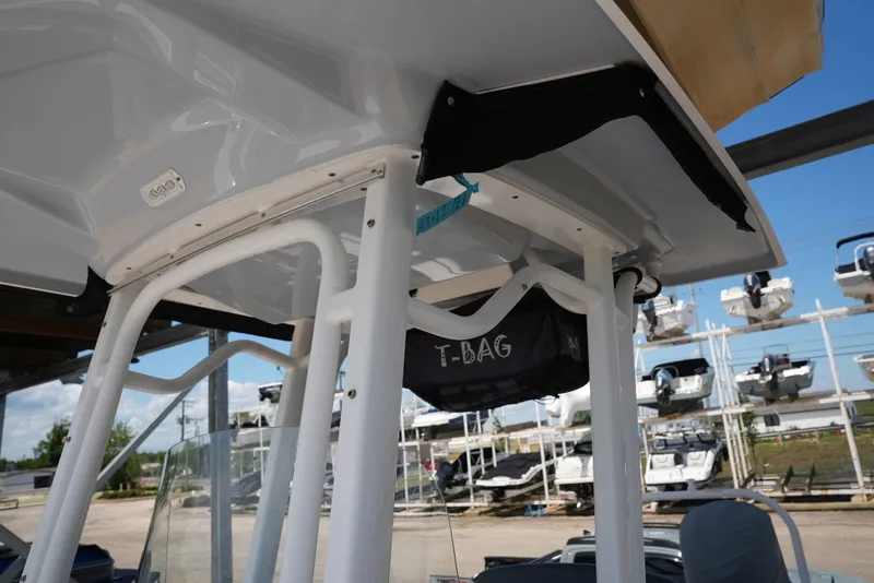 Slide: The Image of Robalo R242EX 2020 - 18