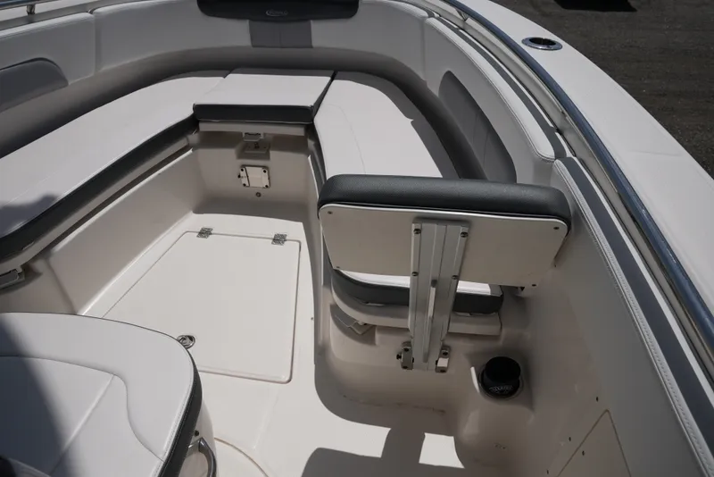 Slide: The Image of Robalo R242EX 2020 - 34