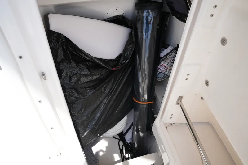 Slide: The Image of Robalo R242EX 2020 - 36