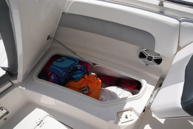 Slide: The Image of Robalo R242EX 2020 - 13