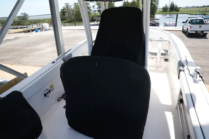 Slide: The Image of Robalo R242EX 2020 - 4