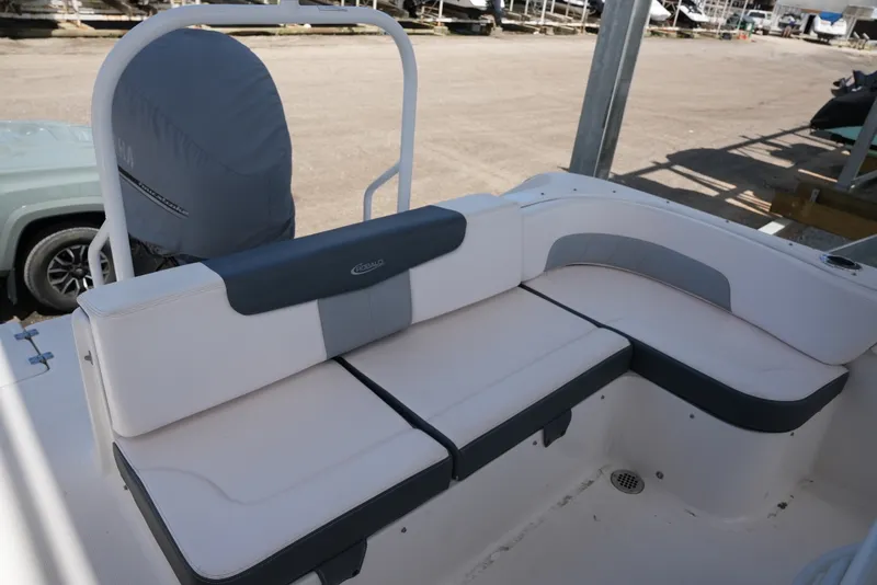 Slide: The Image of Robalo R242EX 2020 - 28