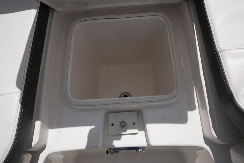 Slide: The Image of Robalo R242EX 2020 - 15