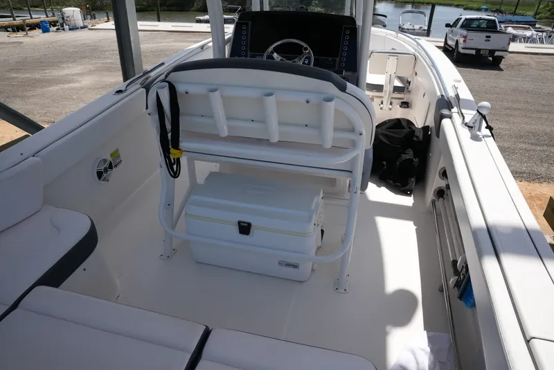 Slide: The Image of Robalo R242EX 2020 - 32