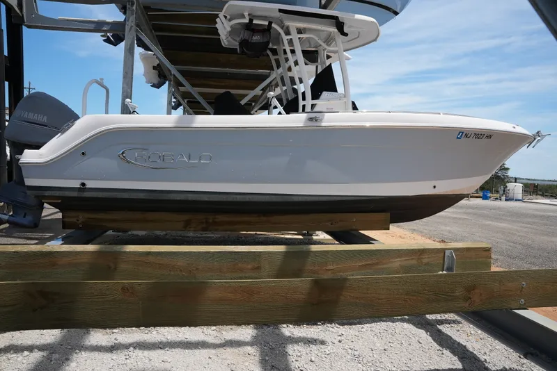 Slide: The Image of Robalo R242EX 2020 - 44