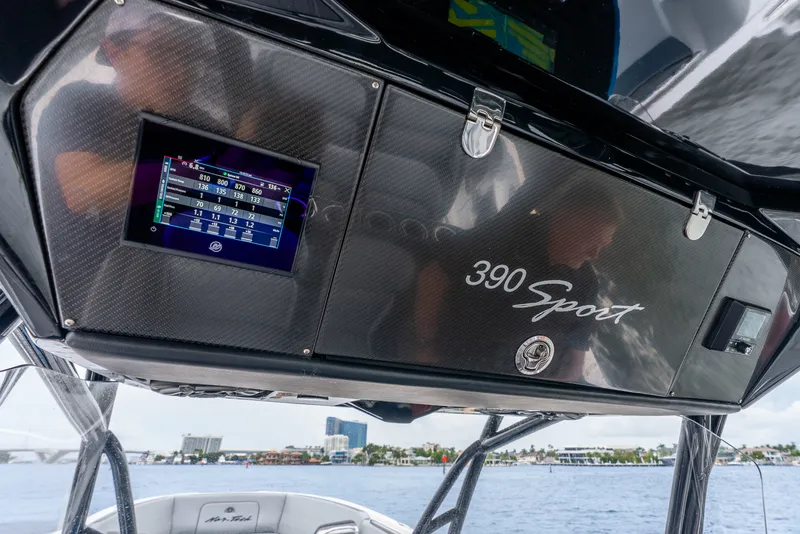 Slide: The Image of Nortech 390 Sport Center Console 2024 - 61