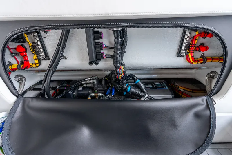 Slide: The Image of Nortech 390 Sport Center Console 2024 - 30