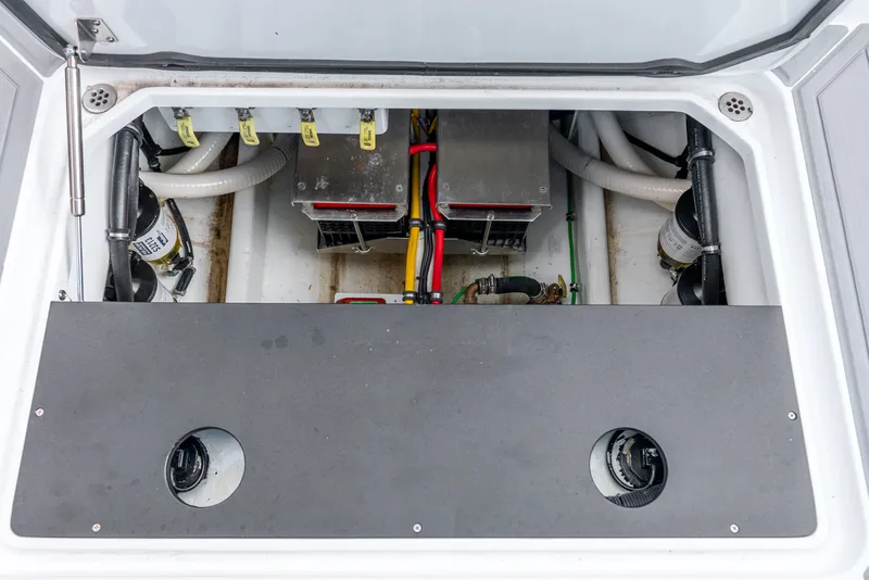 Slide: The Image of Nortech 390 Sport Center Console 2024 - 31
