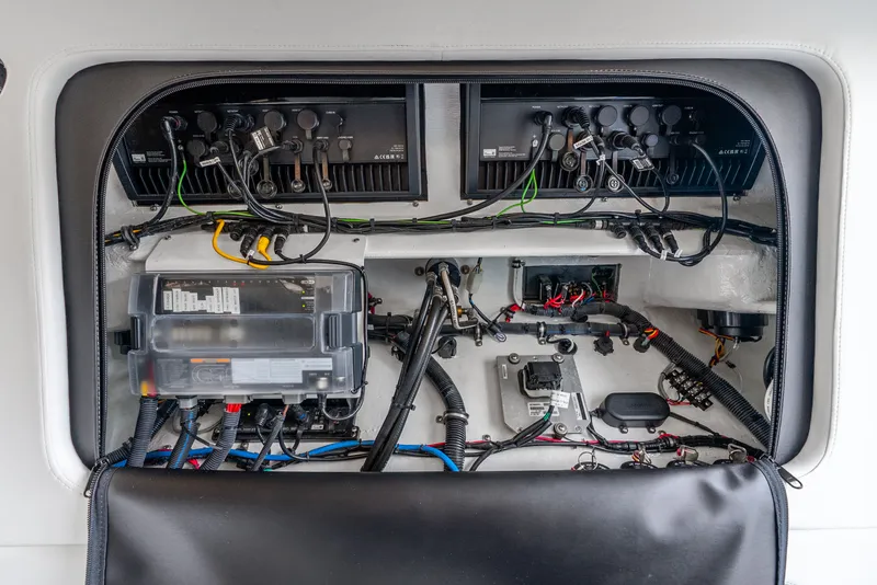 Slide: The Image of Nortech 390 Sport Center Console 2024 - 29