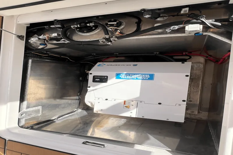 Slide: The Image of Aviara AV40 Outboard 2025 - 11