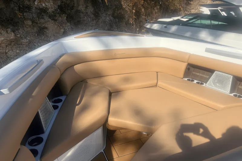 Slide: The Image of Aviara AV40 Outboard 2025 - 15