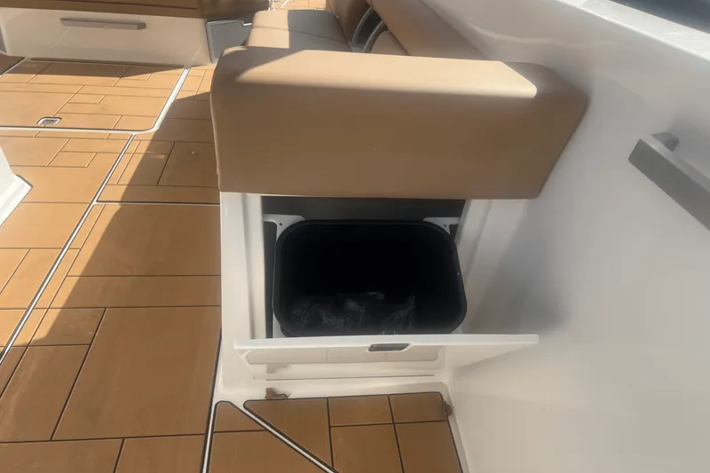 Slide: The Image of Aviara AV40 Outboard 2025 - 16