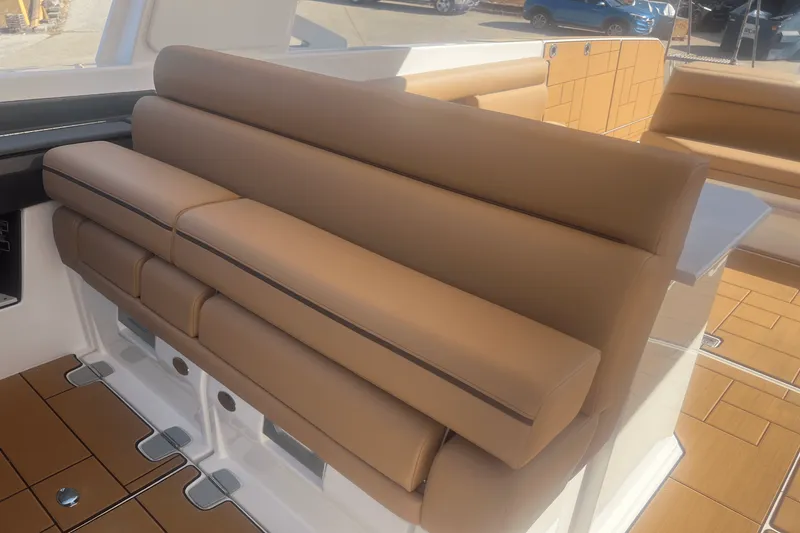 Slide: The Image of Aviara AV40 Outboard 2025 - 17