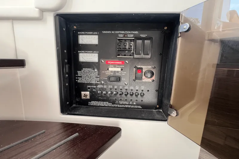 Slide: The Image of Aviara AV40 Outboard 2025 - 23