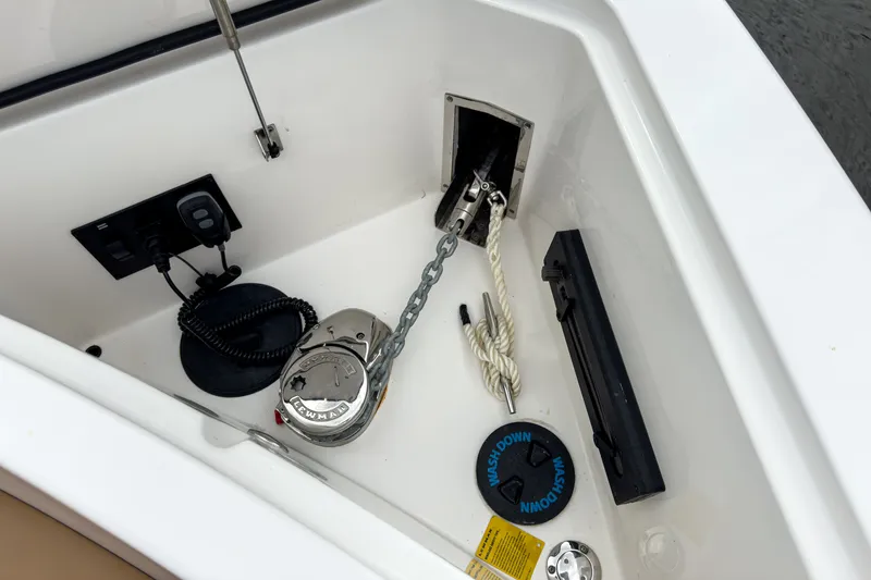 Slide: The Image of Aviara AV40 Outboard 2025 - 28