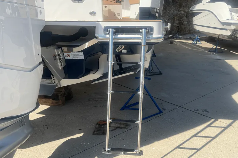 Slide: The Image of Aviara AV40 Outboard 2025 - 3