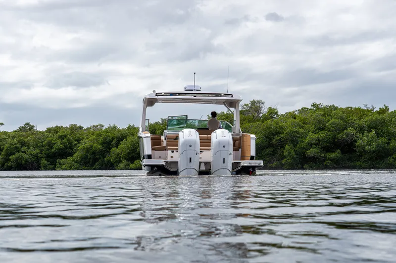 Slide: The Image of Aviara AV40 Outboard 2025 - 33