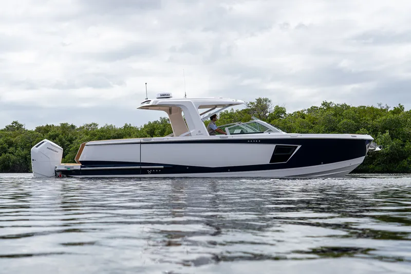 Slide: The Image of Aviara AV40 Outboard 2025 - 42