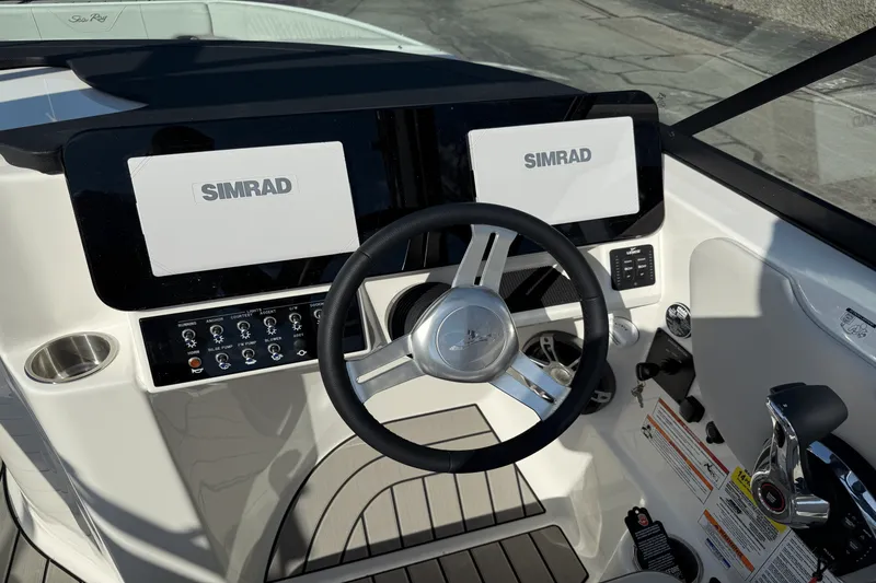 Slide: The Image of Sea Ray 250 SDX 2025 - 10