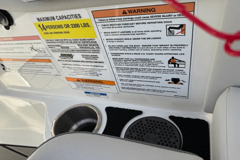 Slide: The Image of Sea Ray 250 SDX 2025 - 11