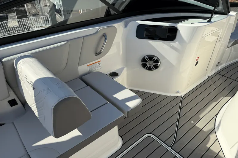 Slide: The Image of Sea Ray 250 SDX 2025 - 12
