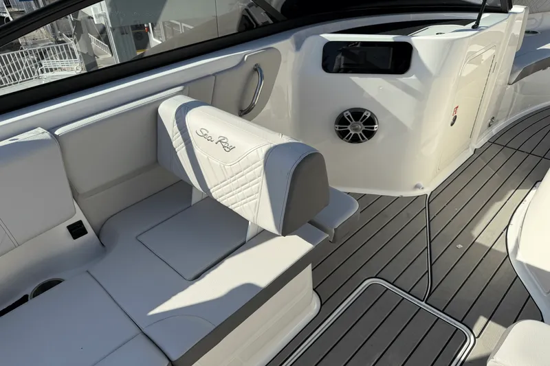 Slide: The Image of Sea Ray 250 SDX 2025 - 13