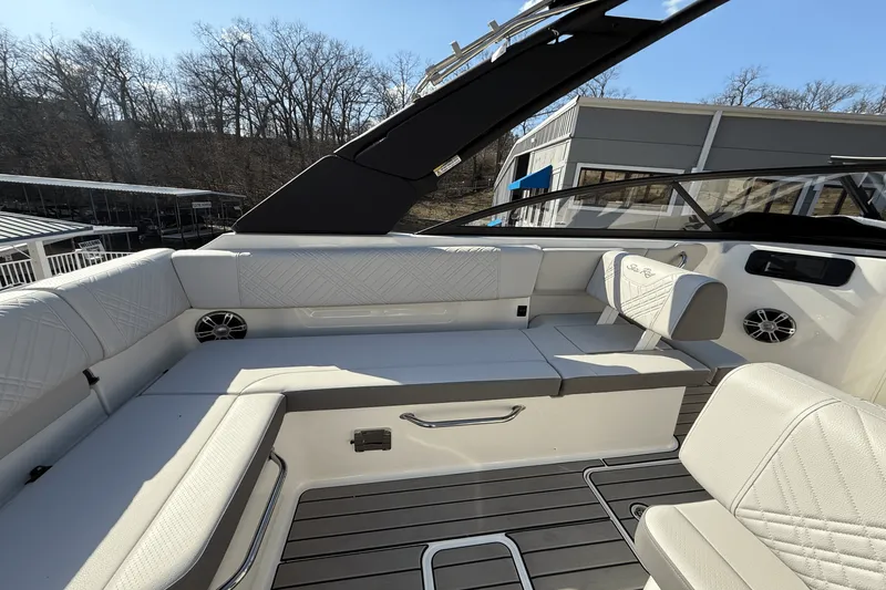 Slide: The Image of Sea Ray 250 SDX 2025 - 14