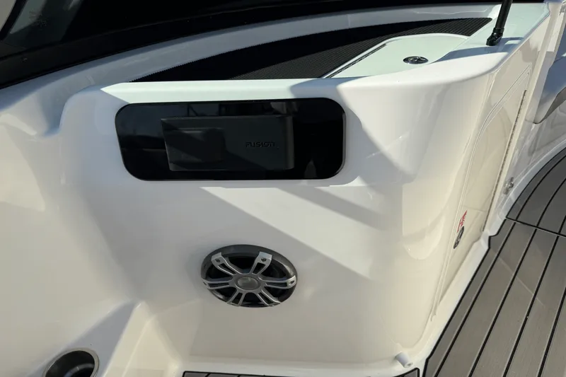 Slide: The Image of Sea Ray 250 SDX 2025 - 16