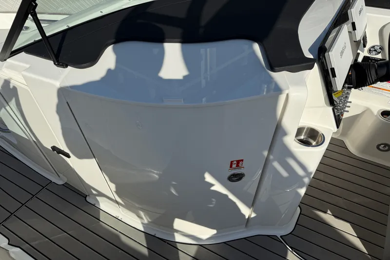 Slide: The Image of Sea Ray 250 SDX 2025 - 18