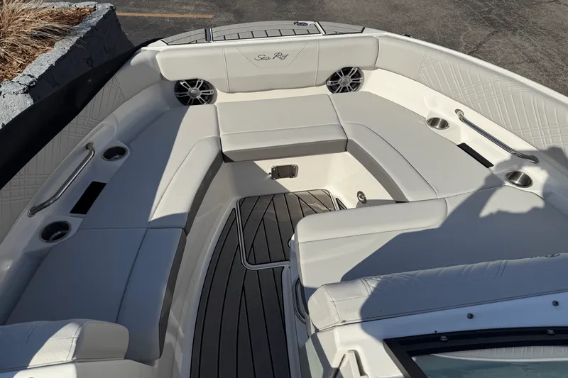 Slide: The Image of Sea Ray 250 SDX 2025 - 21