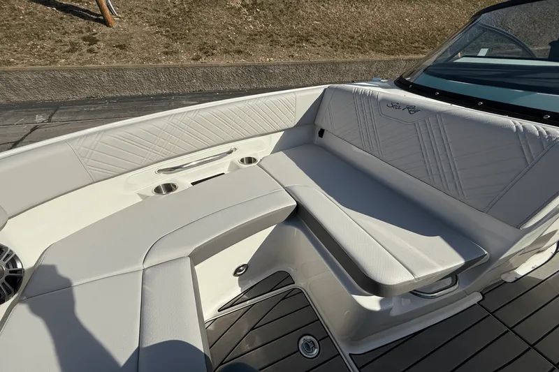 Slide: The Image of Sea Ray 250 SDX 2025 - 23