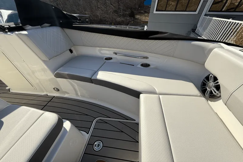 Slide: The Image of Sea Ray 250 SDX 2025 - 24