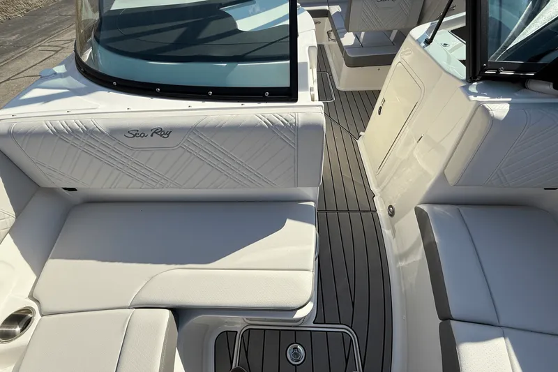 Slide: The Image of Sea Ray 250 SDX 2025 - 25
