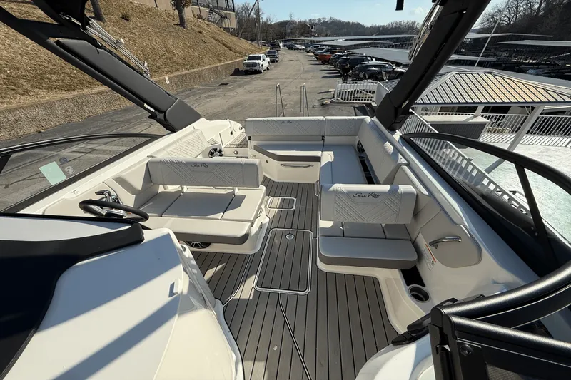 Slide: The Image of Sea Ray 250 SDX 2025 - 26