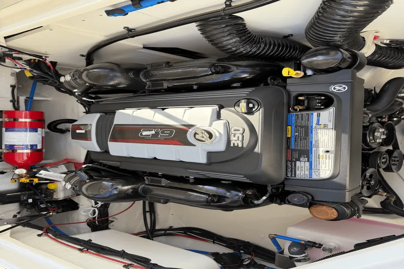 Slide: The Image of Sea Ray 250 SDX 2025 - 27